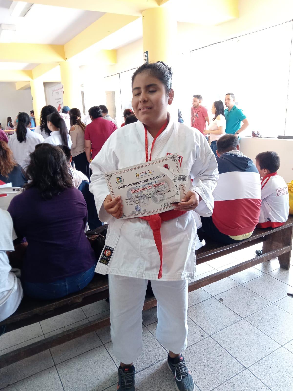 Primer puesto en Karate para Milagros Luyo